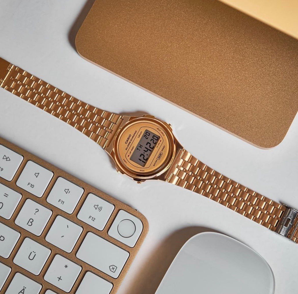 A CASIO VINTAGE UNISEX ROUND BRACELET IN GOLD