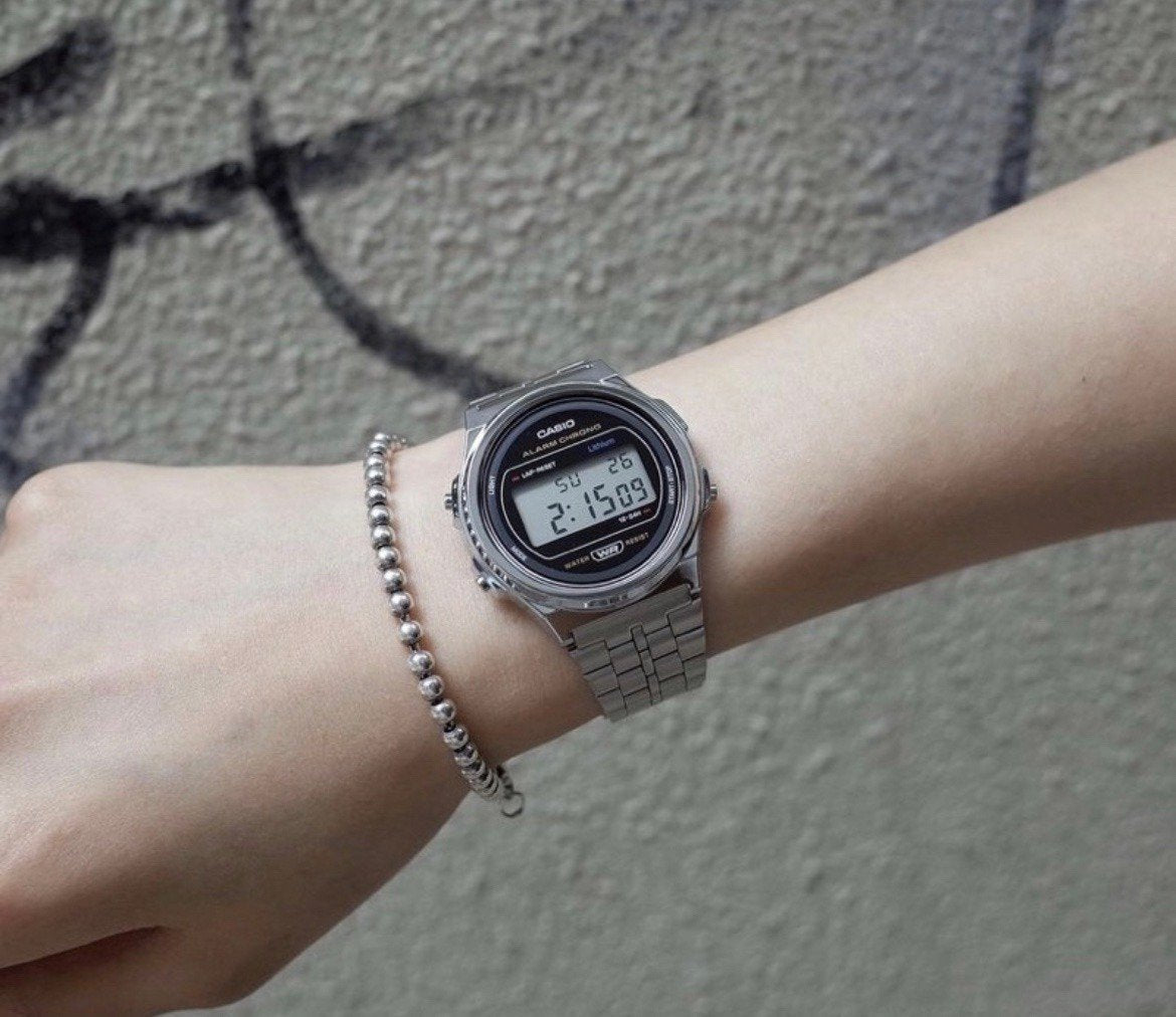 A CASIO VINTAGE UNISEX ROUND BRACELET IN Silver