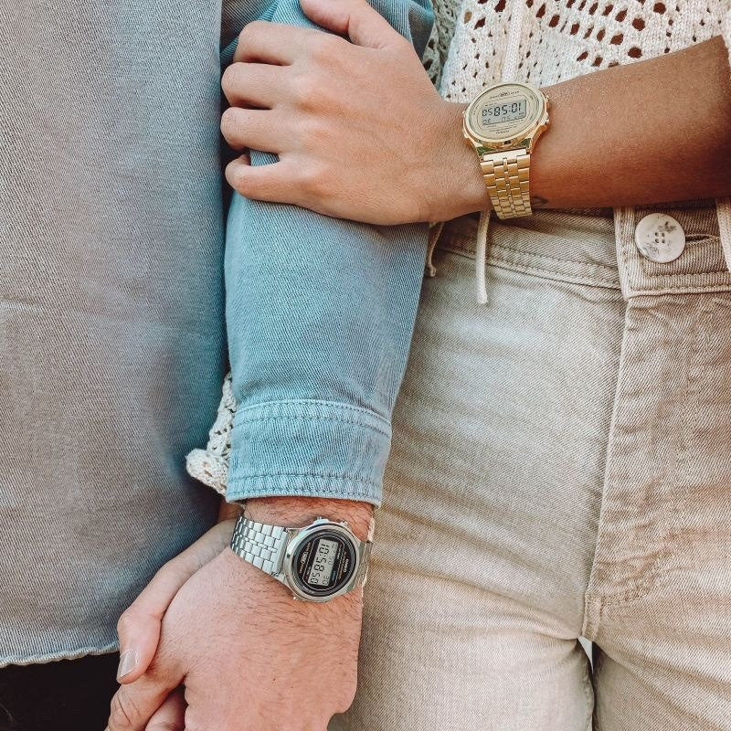 A CASIO COUPLE VINTAGE UNISEX ROUND BRACELET IN GOLD AND SILVER