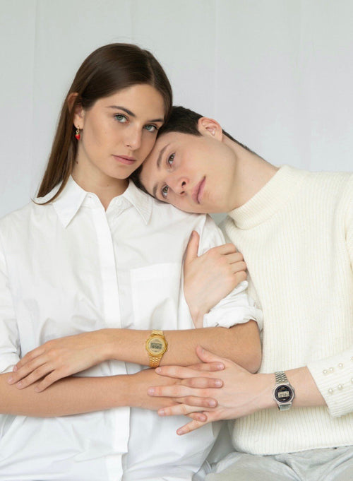 A CASIO COUPLE VINTAGE UNISEX ROUND BRACELET IN GOLD AND SILVER